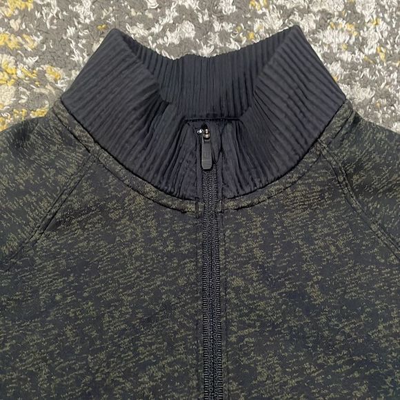 Lululemon Restless 1/4 zip black/army green pull over size 4 - Picture 5 of 11